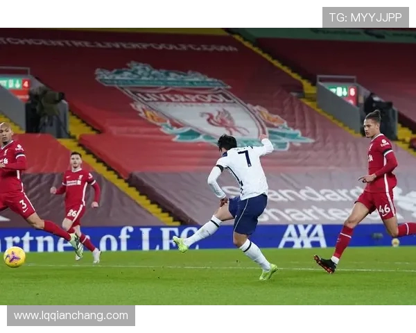 享克执教下的球队对阵利物浦比赛比分分析与精彩瞬间回顾